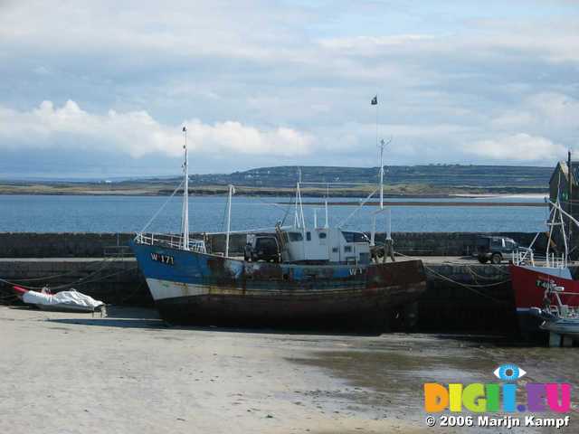 19074 Boat in Kilronan harbour